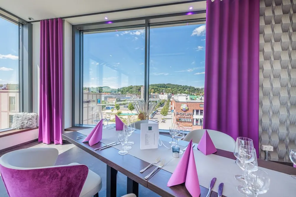 Restaurant 5 – Restaurant mit Dachterrasse: Gastraum, Fensterfront, Außenansicht des 