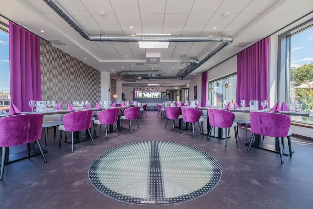 Restaurant 6 – Restaurant mit Dachterrasse: Gastraum, Fensterfront, Außenansicht des 