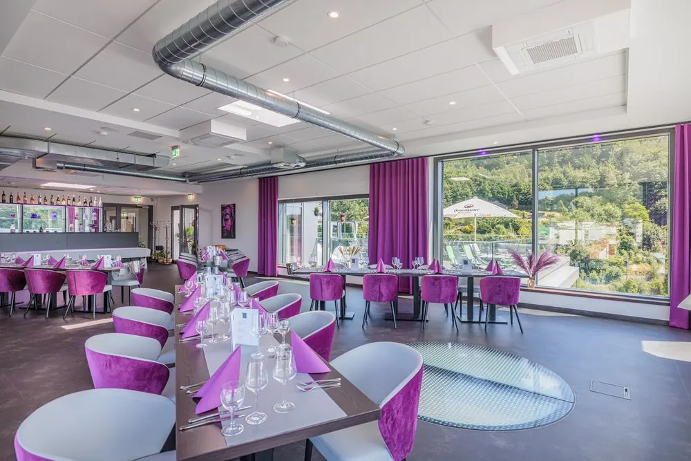 Restaurant 7 – Restaurant mit Dachterrasse: Gastraum, Fensterfront, Außenansicht des 