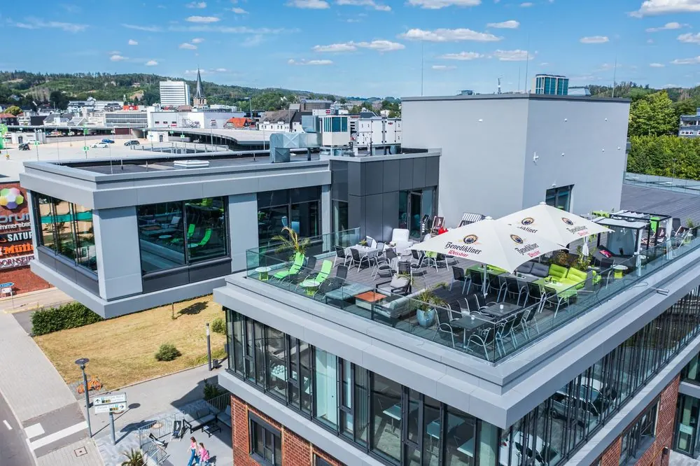 Restaurant 8 – Restaurant mit Dachterrasse: Gastraum, Fensterfront, Außenansicht des 