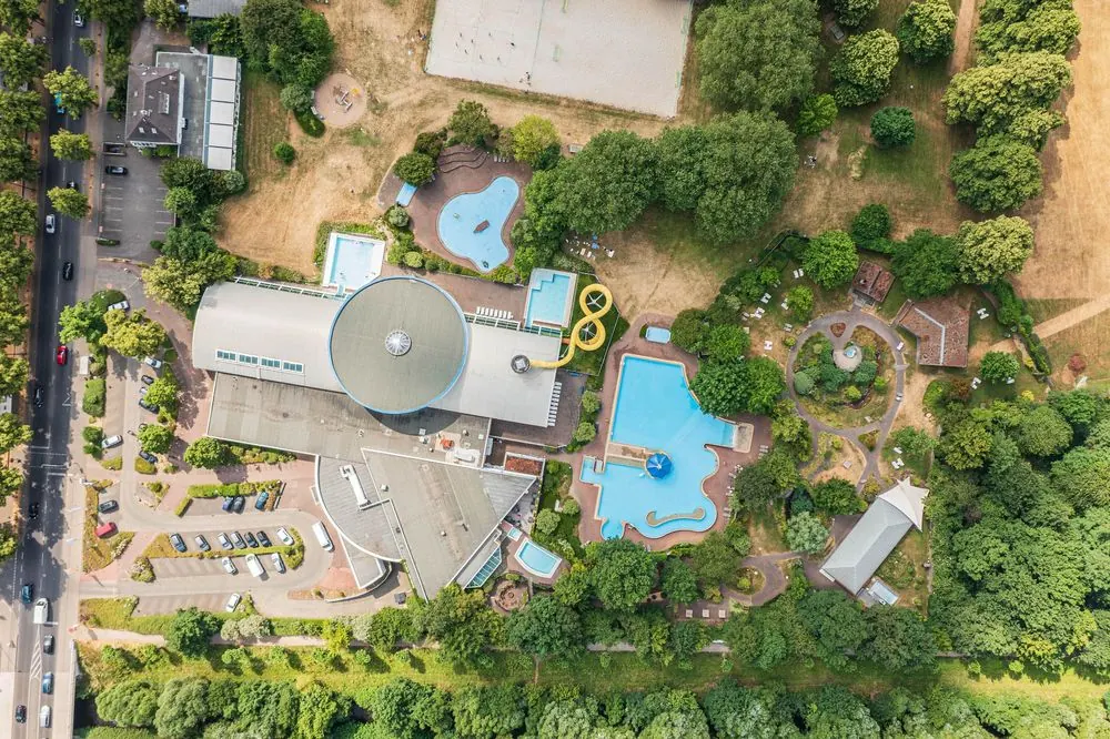Sauna Park 1 – Saunalandschaft im Grünen: Luftaufnahmen mit der Drohne, Saunainnenräu