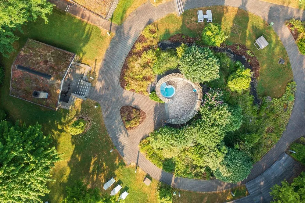 Sauna Park – Saunalandschaft im Grünen: Luftaufnahmen mit der Drohne, Saunainnenräume, Ruherä