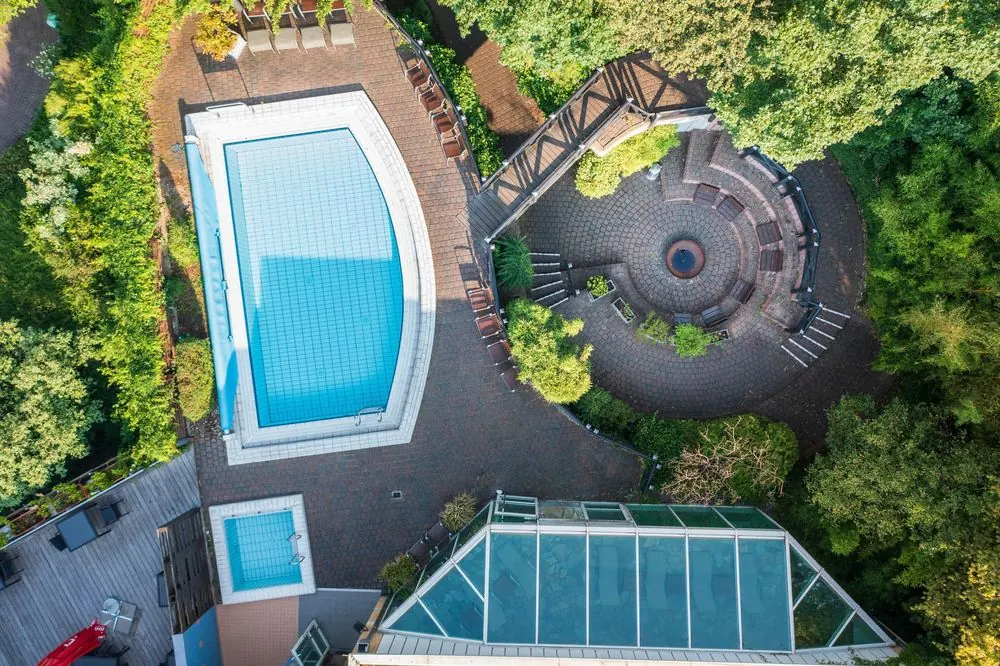 Sauna Park 3 – Saunalandschaft im Grünen: Luftaufnahmen mit der Drohne, Saunainnenräu