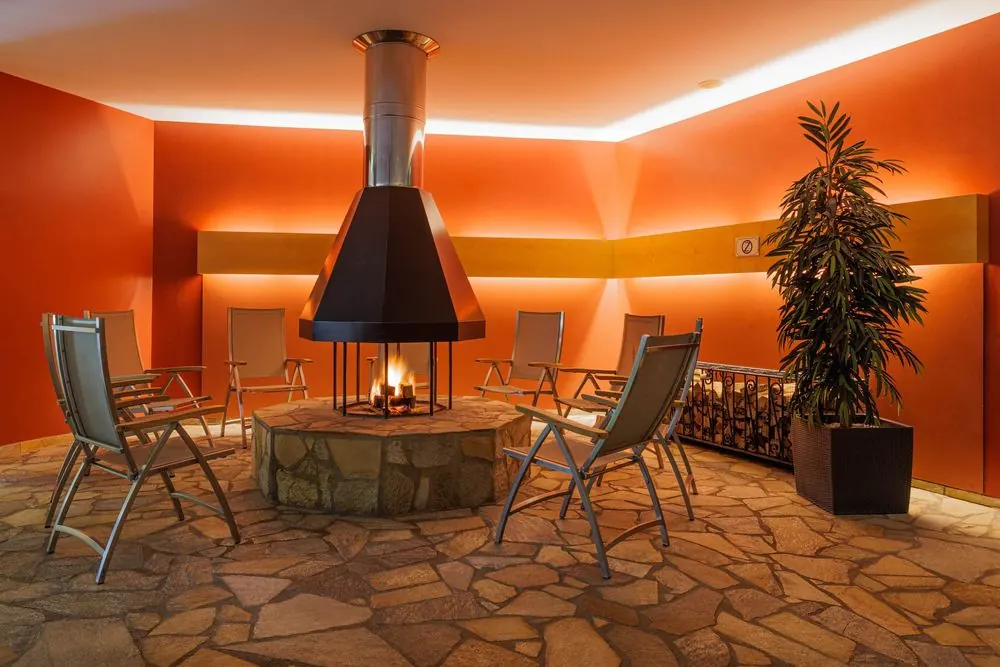Sauna Park 4 – Saunalandschaft im Grünen: Luftaufnahmen mit der Drohne, Saunainnenräu