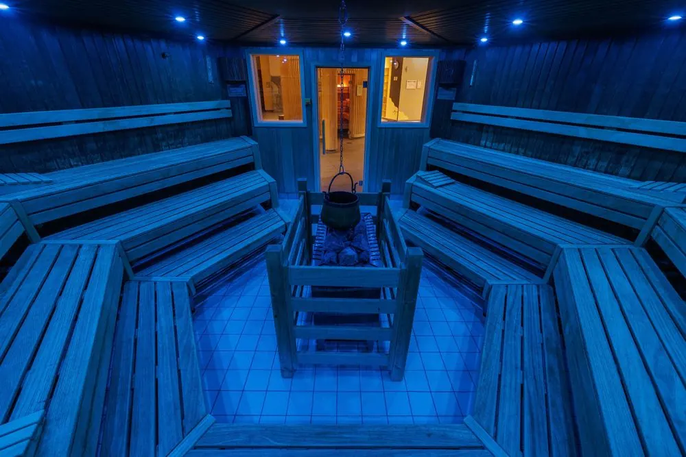 Sauna Park 7 – Saunalandschaft im Grünen: Luftaufnahmen mit der Drohne, Saunainnenräu