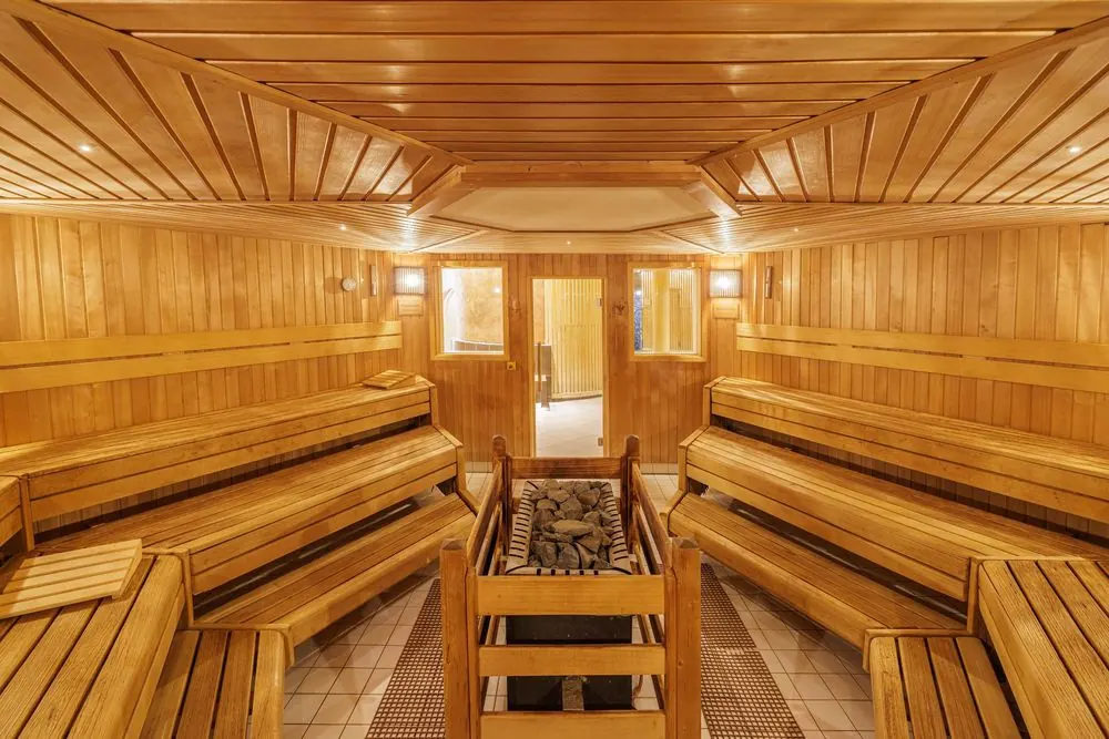 Sauna Park 8 – Saunalandschaft im Grünen: Luftaufnahmen mit der Drohne, Saunainnenräu