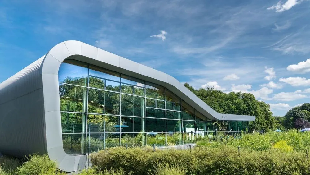 Schwimmbad – Freizeitbad und Sportbecken: Architektur von außen, Luftbilder der Außenbecken, 