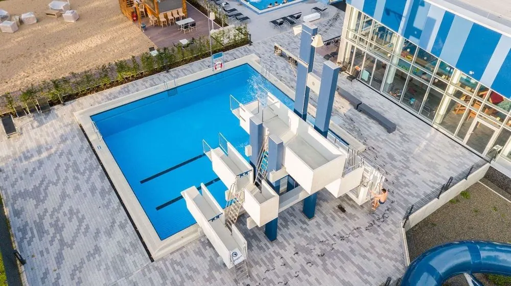 Schwimmbad 2 – Freizeitbad und Sportbecken: Architektur von außen, Luftbilder der Auß