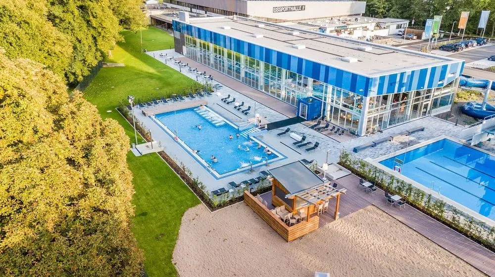 Schwimmbad 3 – Freizeitbad und Sportbecken: Architektur von außen, Luftbilder der Auß