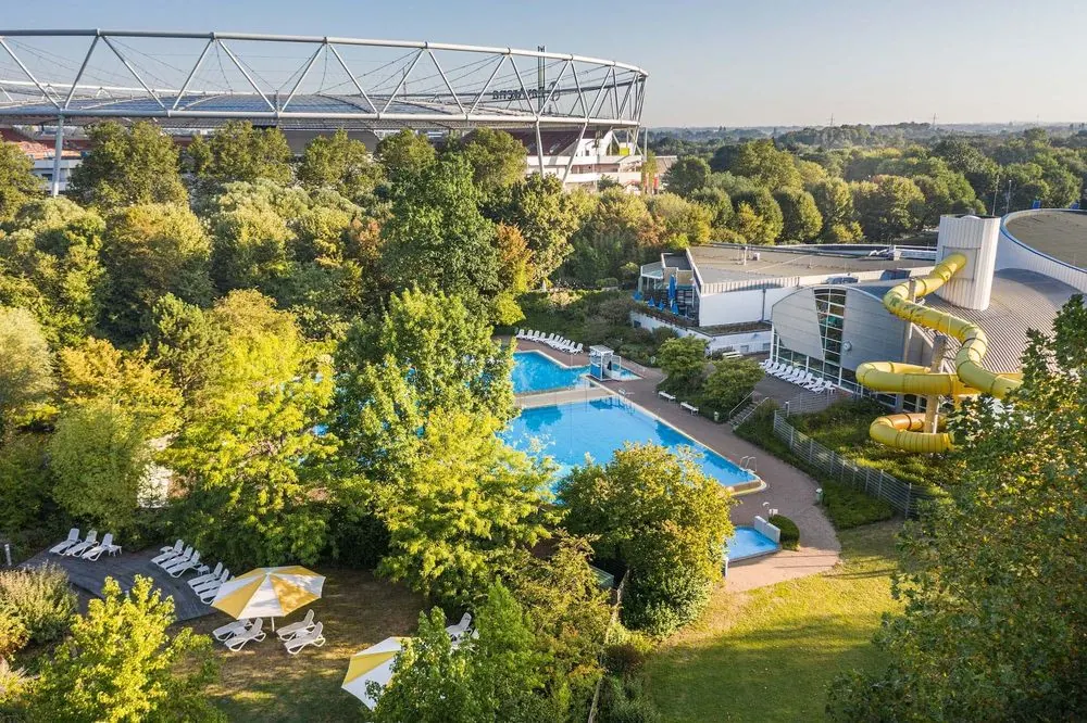 Schwimmbad 4 – Freizeitbad und Sportbecken: Architektur von außen, Luftbilder der Auß