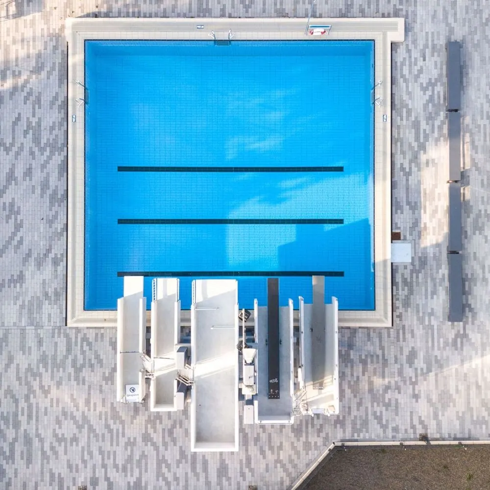 Schwimmbad 5 – Freizeitbad und Sportbecken: Architektur von außen, Luftbilder der Auß