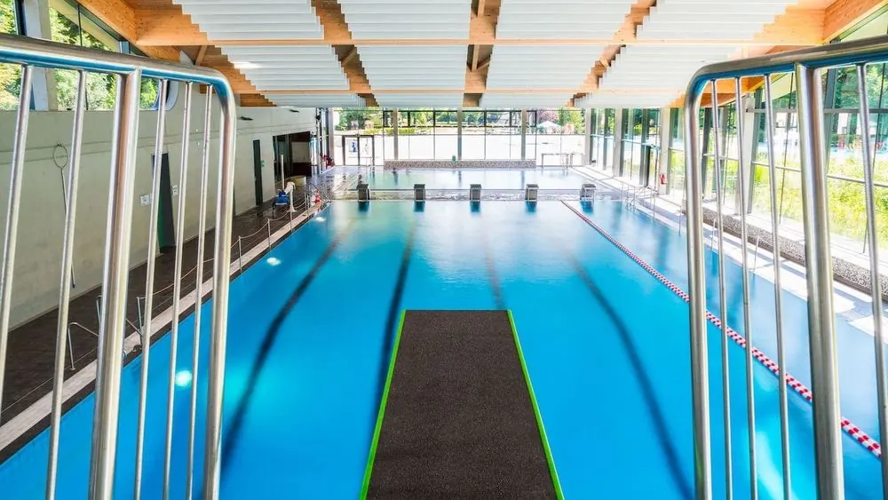Schwimmbad 7 – Freizeitbad und Sportbecken: Architektur von außen, Luftbilder der Auß