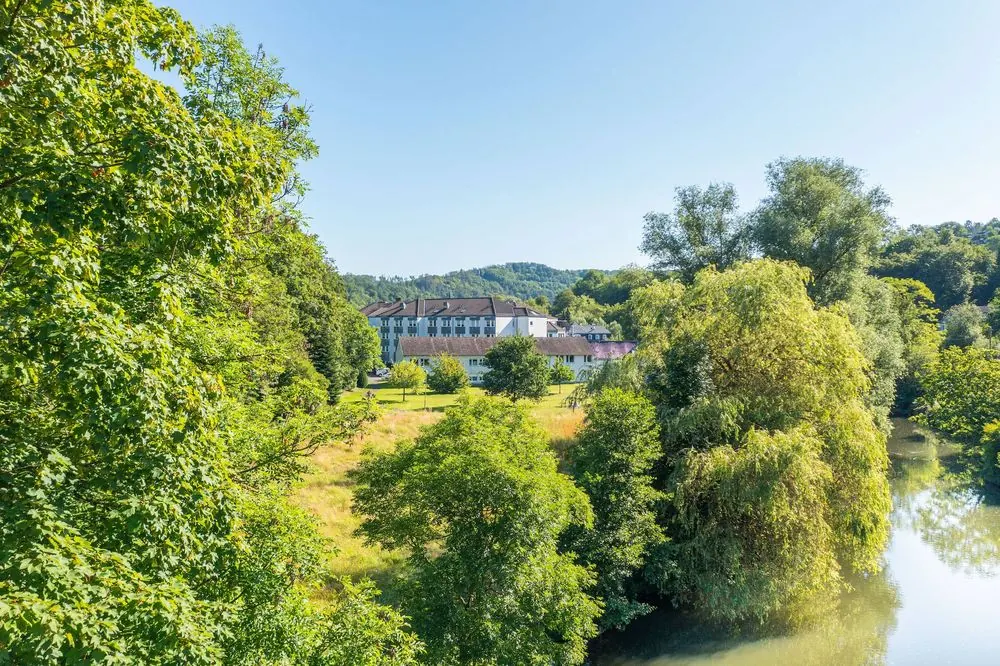 Seniorenheim 2 – Seniorenwohnanlage am Fluss: Drohnenaufnahmen, Gartenanlage und Gebäud