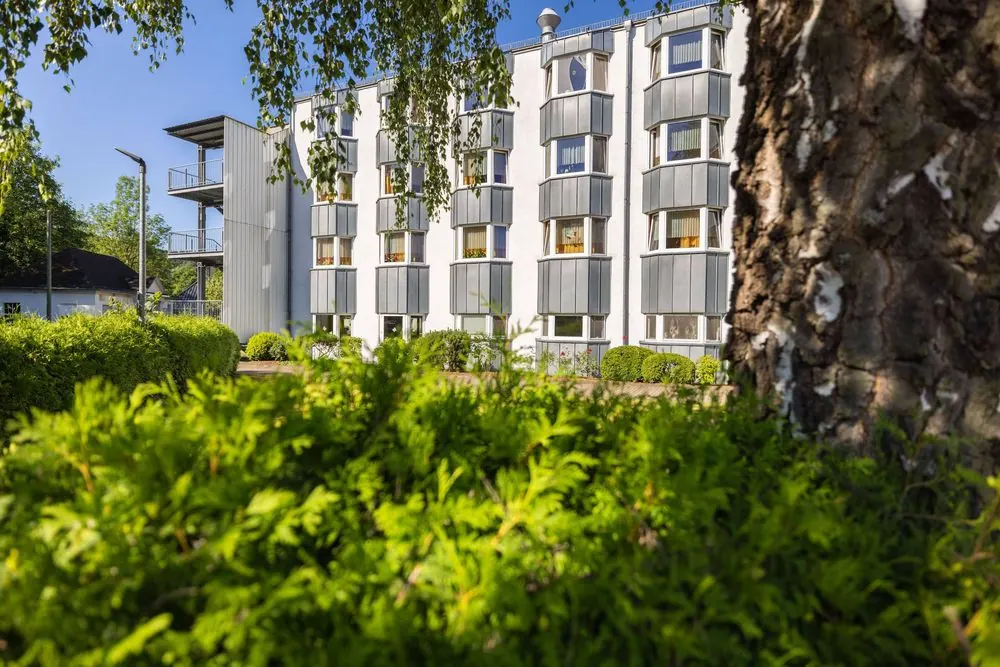 Seniorenheim 4 – Seniorenwohnanlage am Fluss: Drohnenaufnahmen, Gartenanlage und Gebäud