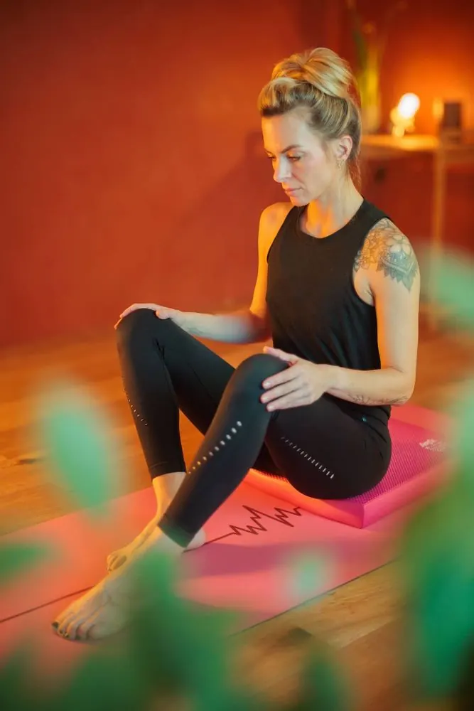 Sport 6 – Sport and lifestyle photography for training mats: yoga in the studio,