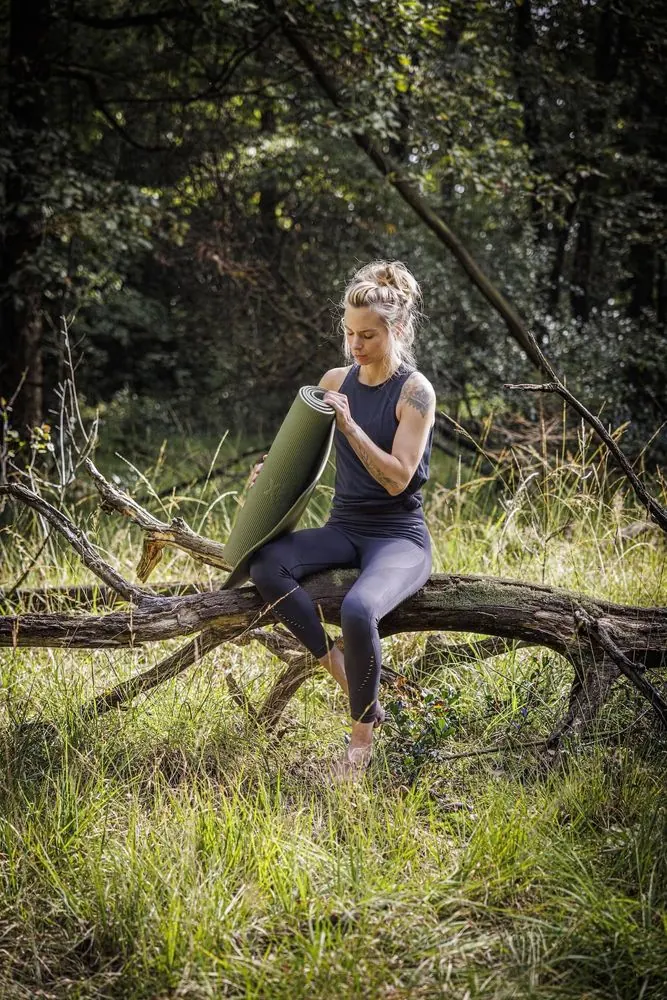 Sport 7 – Sport and lifestyle photography for training mats: yoga in the studio,