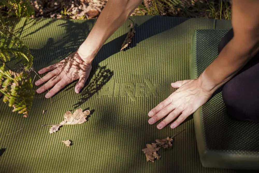 Sport 10 – Sport and lifestyle photography for training mats: yoga in the studio,