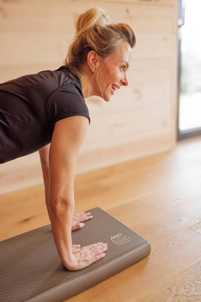 Sport 11 – Sport and lifestyle photography for training mats: yoga in the studio,