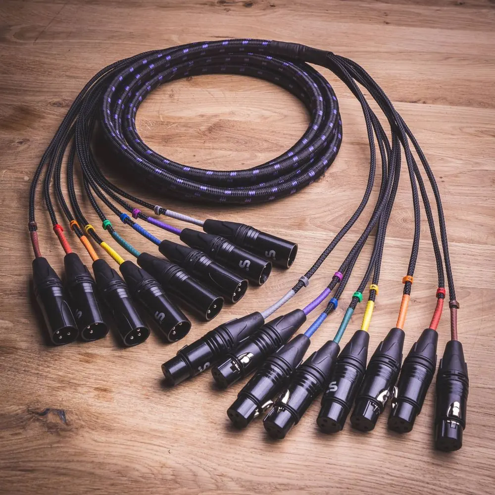 Studio Cables 5 – Produktfotografie für Studio-Multicore-Kabel auf Holz.