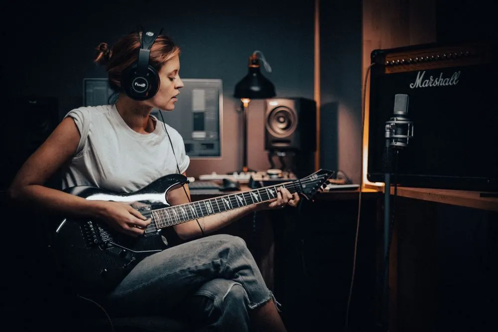 Studio Microphone 1 – Lifestyle-Fotografie für ein Studiomikrofon: Musikerinnen und Musiker 