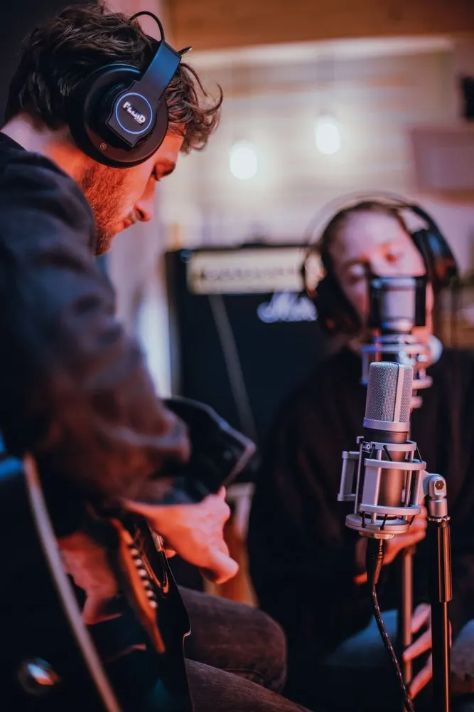 Studio Microphone 2 – Lifestyle-Fotografie für ein Studiomikrofon: Musikerinnen und Musiker 