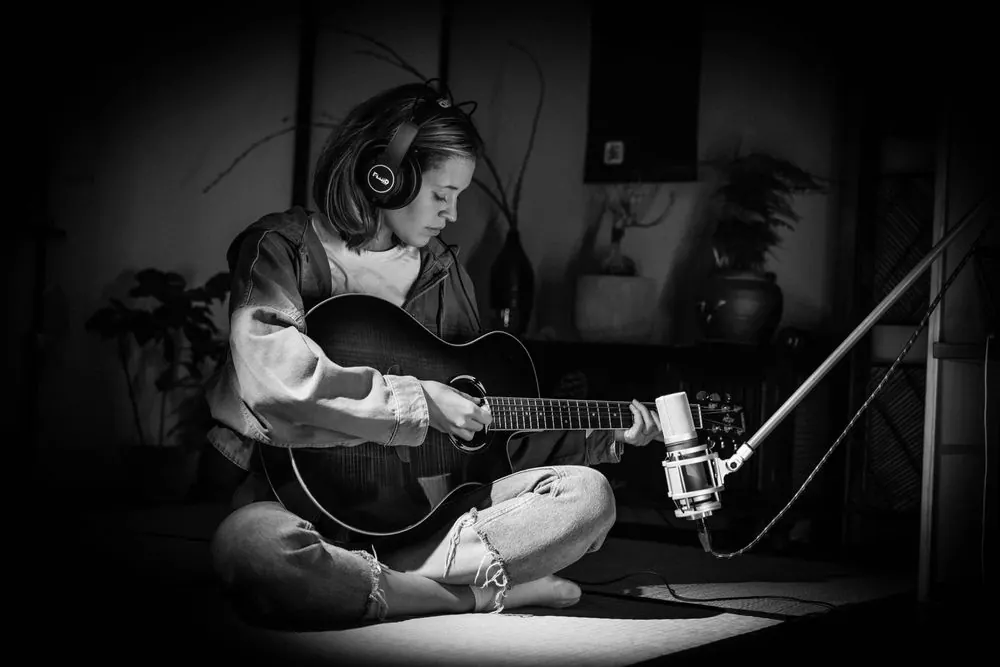 Studio Microphone 4 – Lifestyle-Fotografie für ein Studiomikrofon: Musikerinnen und Musiker 