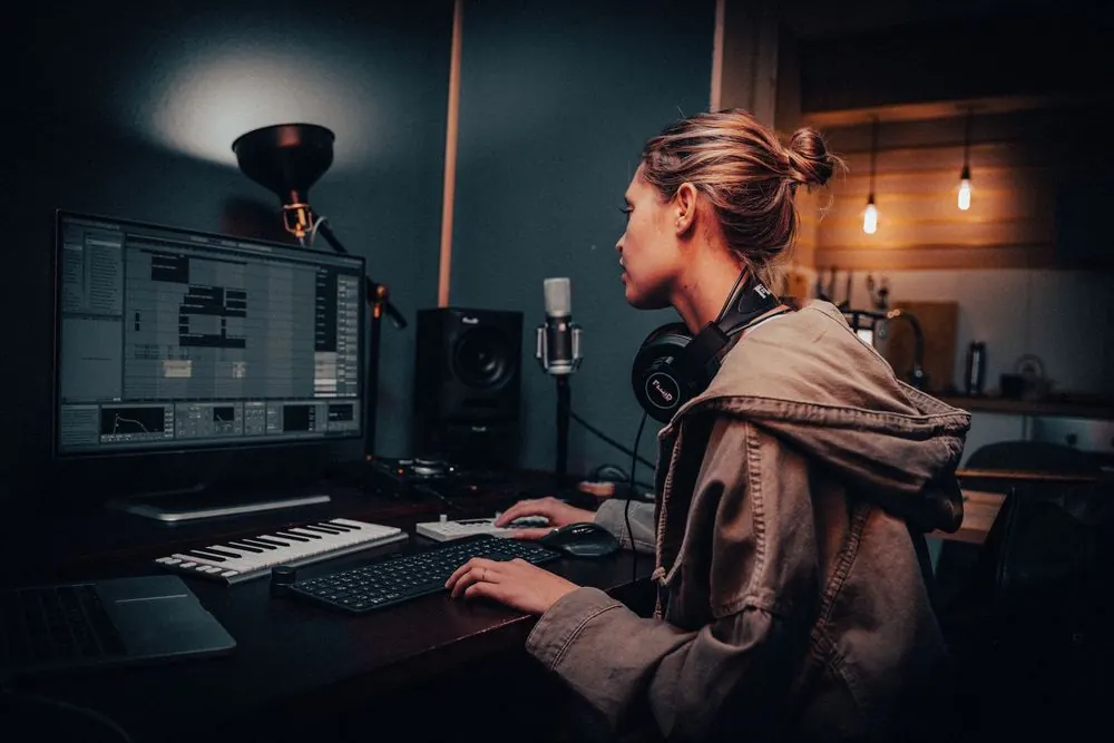Studio Microphone 5 – Lifestyle-Fotografie für ein Studiomikrofon: Musikerinnen und Musiker 