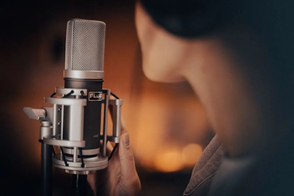 Studio Microphone 6 – Lifestyle-Fotografie für ein Studiomikrofon: Musikerinnen und Musiker 