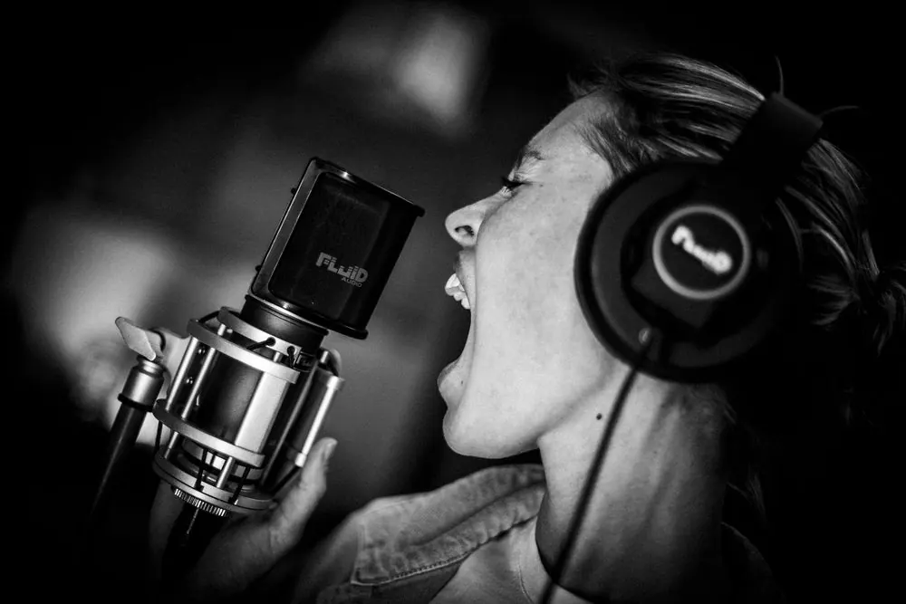 Studio Microphone 7 – Lifestyle-Fotografie für ein Studiomikrofon: Musikerinnen und Musiker 