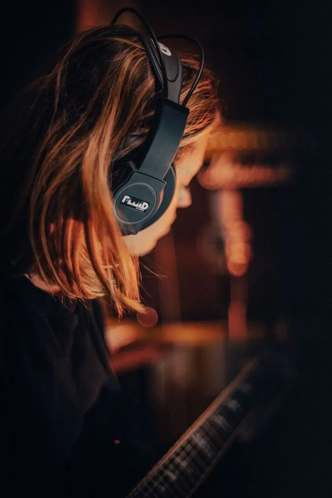 Studio Microphone 8 – Lifestyle-Fotografie für ein Studiomikrofon: Musikerinnen und Musiker 