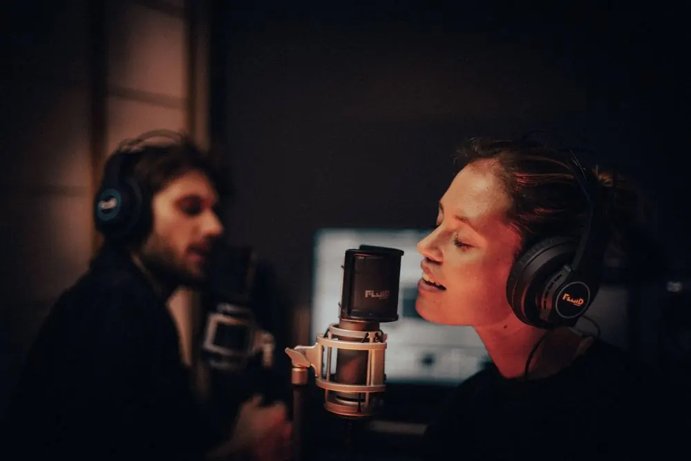 Studio Microphone 11 – Lifestyle-Fotografie für ein Studiomikrofon: Musikerinnen und Musiker 