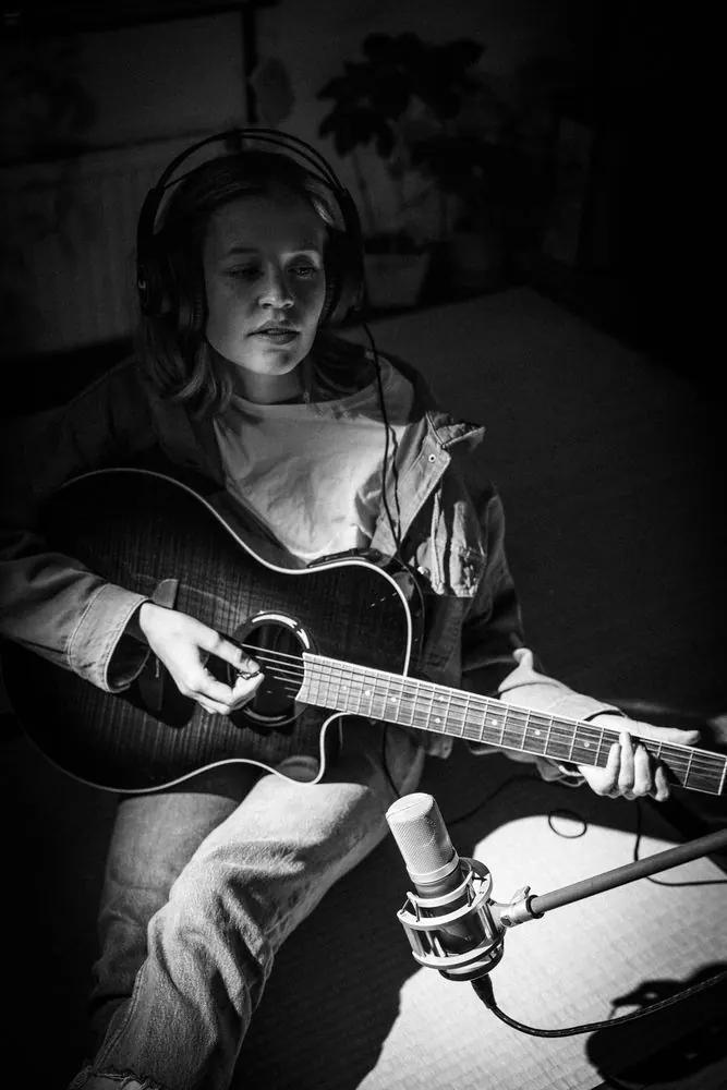 Studio Microphone 12 – Lifestyle-Fotografie für ein Studiomikrofon: Musikerinnen und Musiker 