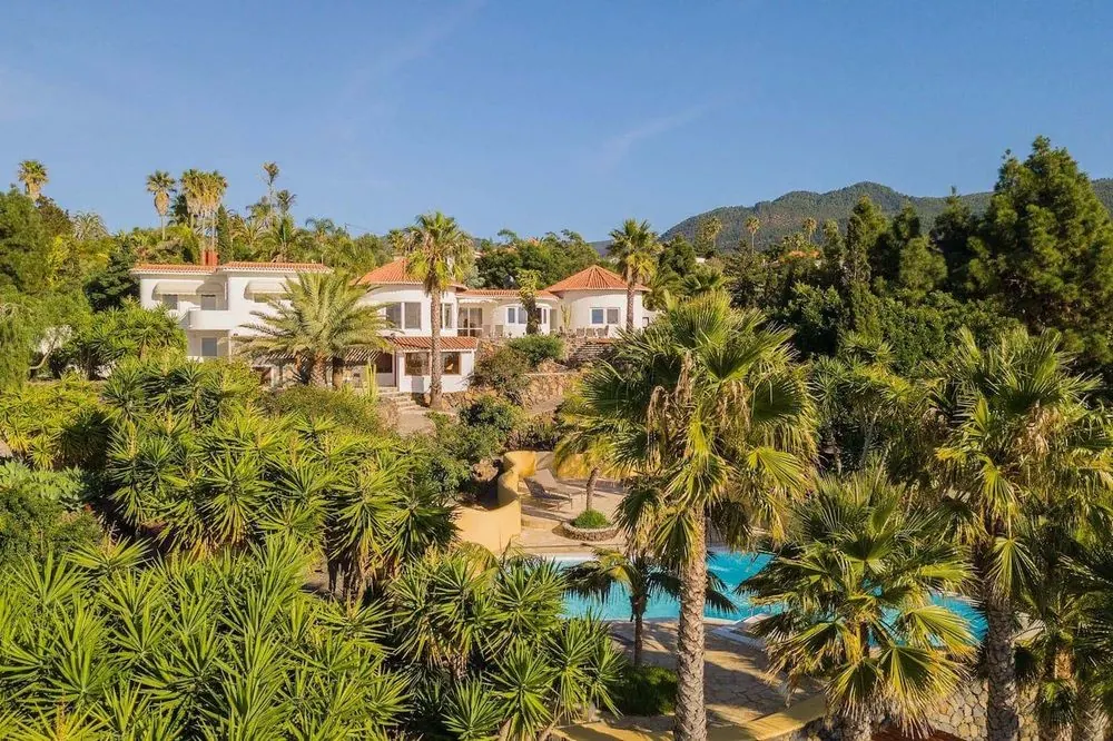 Villa 1 – Holiday villa with pool: exteriors, living spaces, bedrooms and aerial