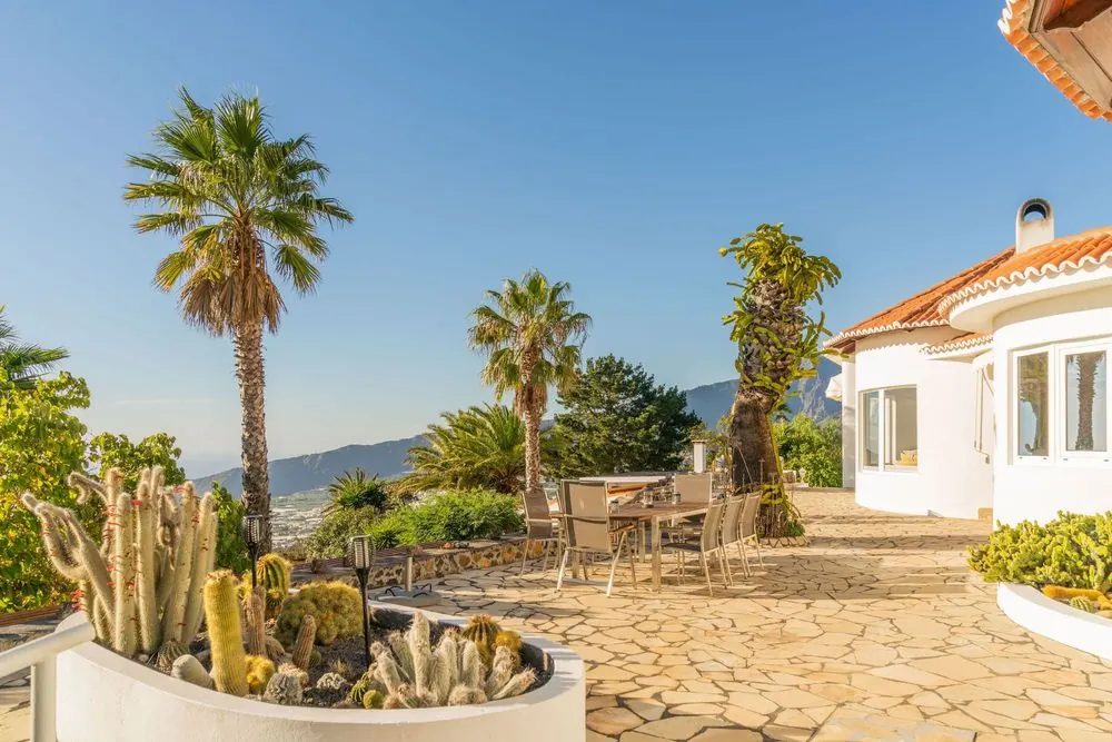 Villa 3 – Holiday villa with pool: exteriors, living spaces, bedrooms and aerial