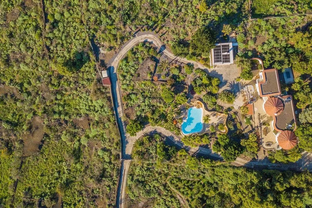 Villa 4 – Holiday villa with pool: exteriors, living spaces, bedrooms and aerial