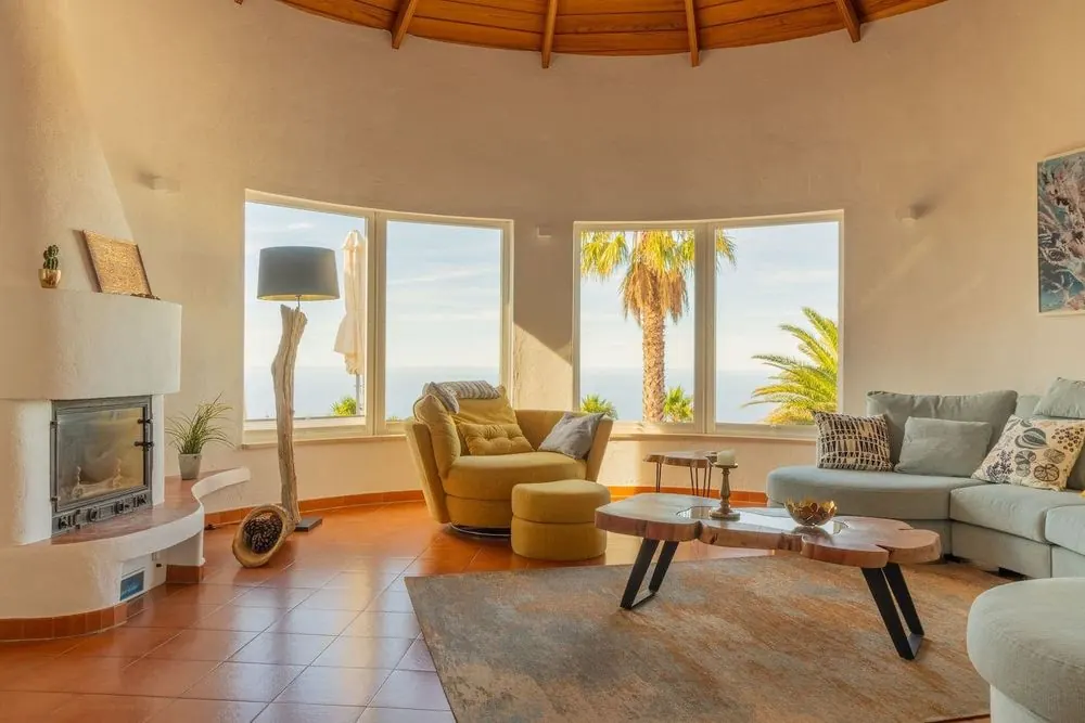 Villa – Ferienvilla mit Pool: Außenansichten, Wohnräume, Schlafzimmer und Luftbild in sü