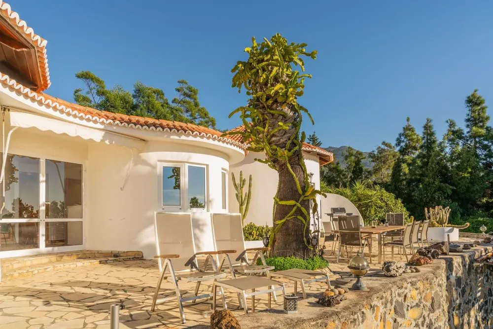 Villa 6 – Holiday villa with pool: exteriors, living spaces, bedrooms and aerial