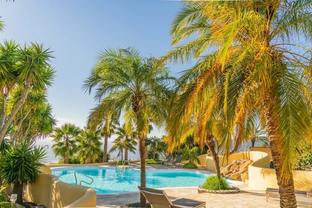 Villa 8 – Holiday villa with pool: exteriors, living spaces, bedrooms and aerial
