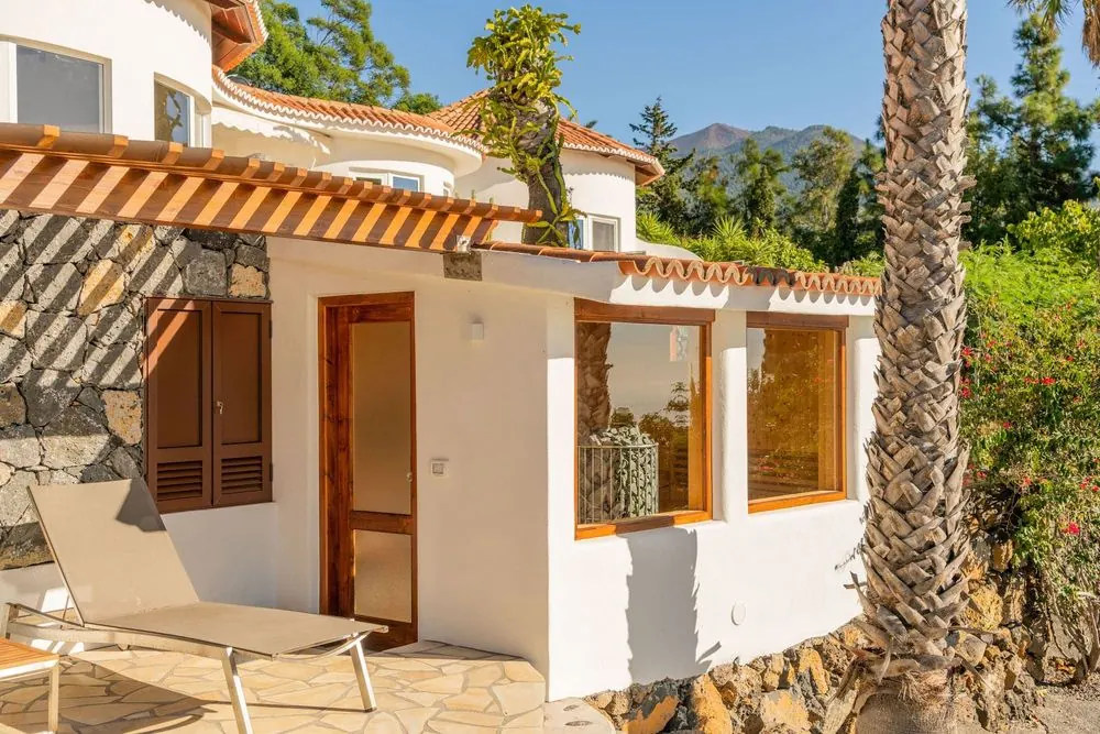 Villa 10 – Holiday villa with pool: exteriors, living spaces, bedrooms and aerial