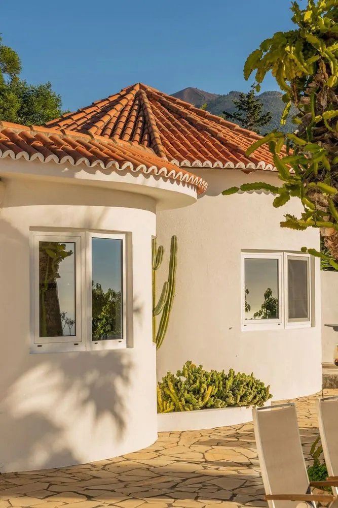 Villa 14 – Holiday villa with pool: exteriors, living spaces, bedrooms and aerial